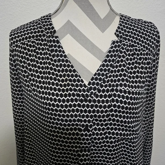 Candie's Blouse Black White Zigzag Diamond Pattern V-Neck Long Sleeve - Picture 2 of 7